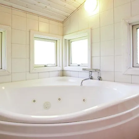 Four-bedroom Holiday In Tranekaer 1 Skattebolle